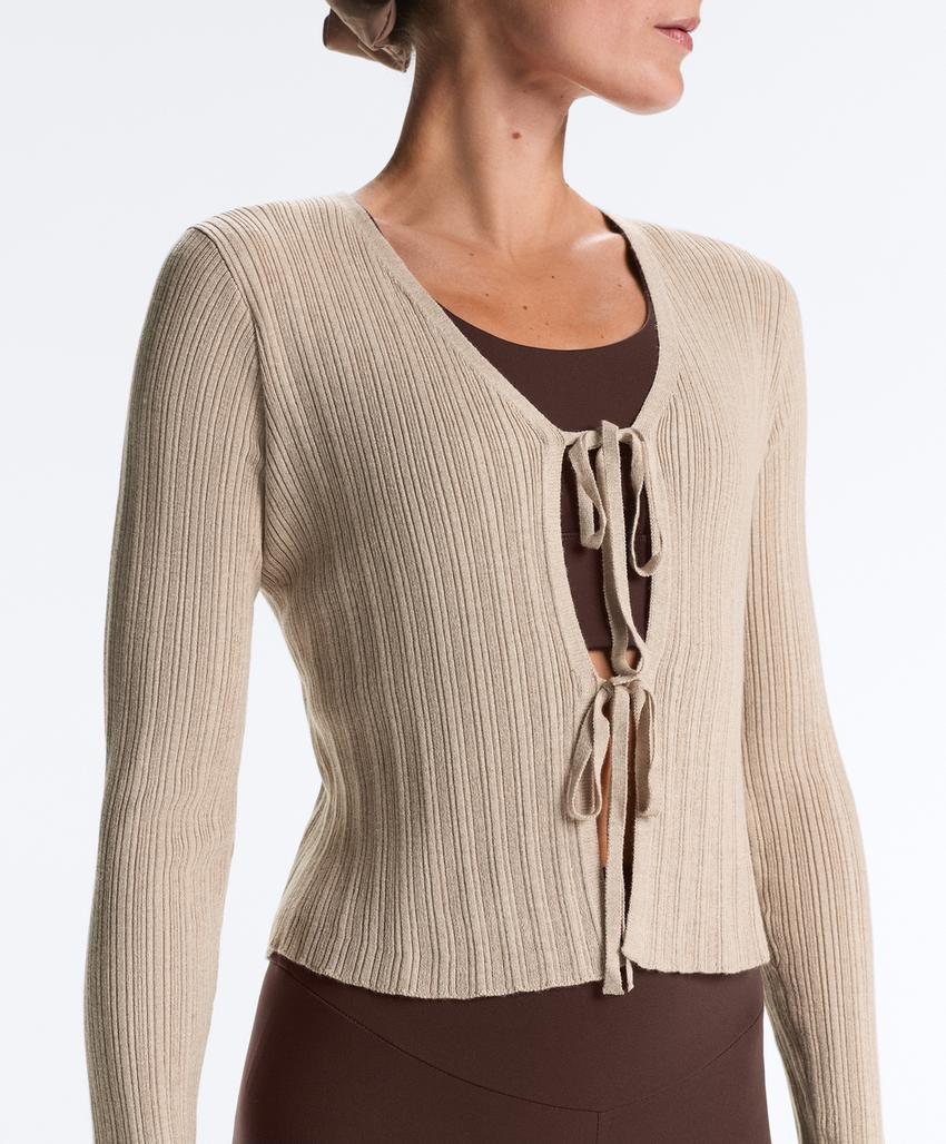 Вязаный кардиган в рубчик с завязками спереди