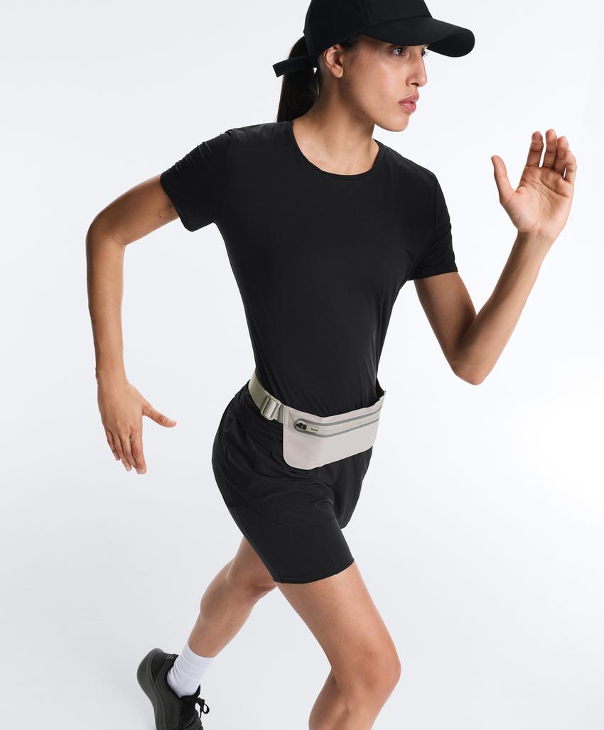 Футболка из технологичной ткани с короткими рукавами