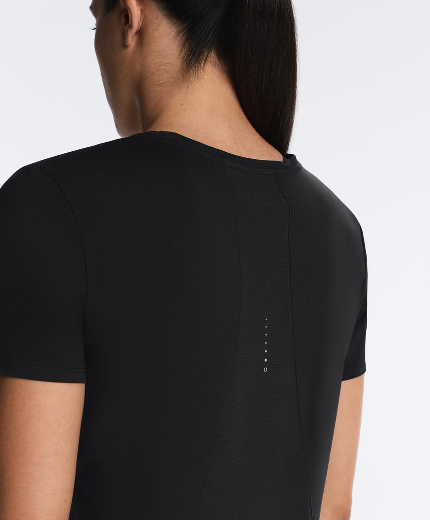 Футболка из технологичной ткани с короткими рукавами