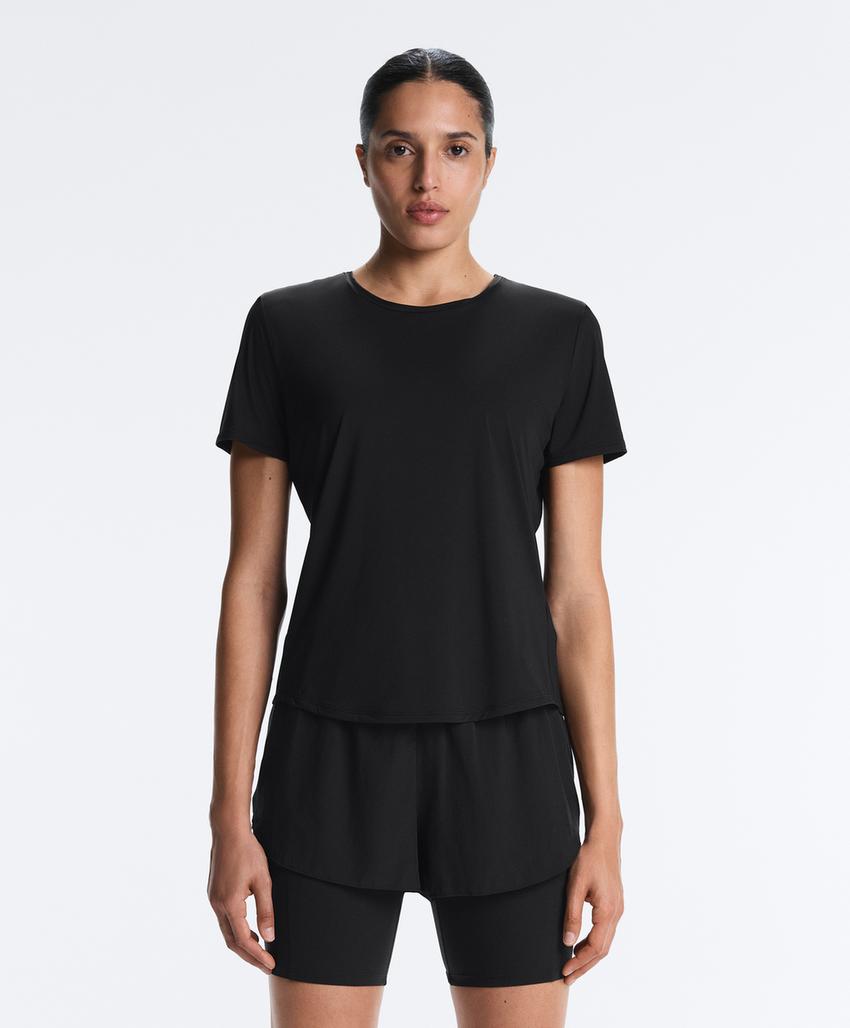 Футболка из технологичной ткани с короткими рукавами