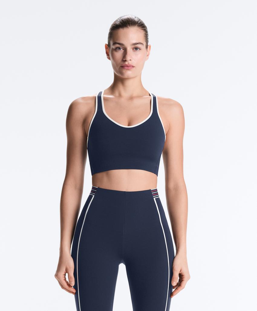 Спортивный топ средней степени поддержки с резиновыми вставками