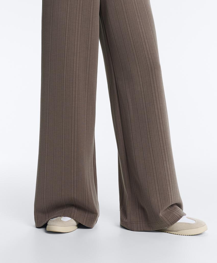 Прямые брюки с асимметричной полоской из модала