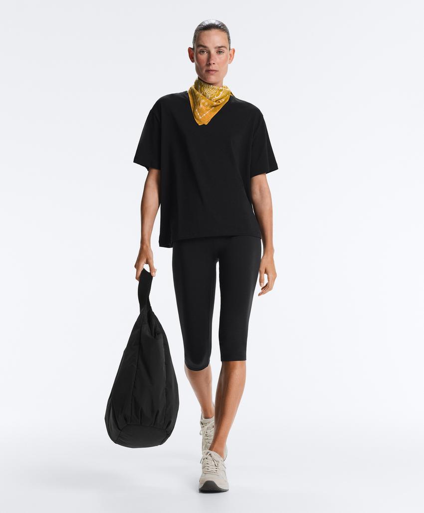 Объемная футболка из хлопкового смесового трикотажа с коротким рукавом