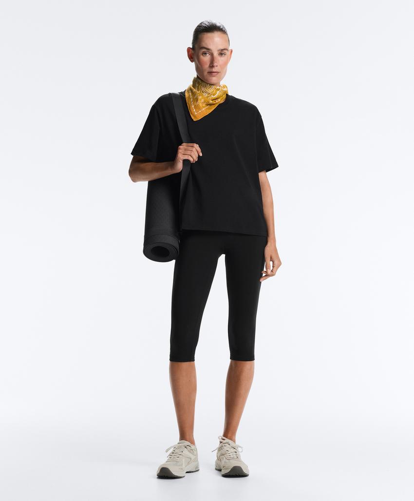 Объемная футболка из хлопкового смесового трикотажа с коротким рукавом