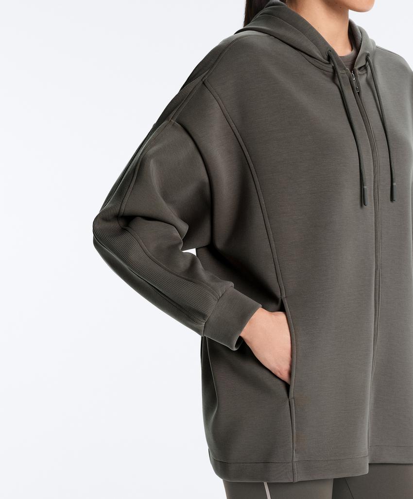 Длинная куртка с капюшоном и деталями из ребристого материала и футера