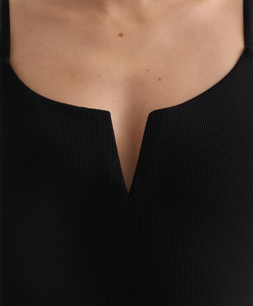 Пике с глубоким v-образным вырезом купальник