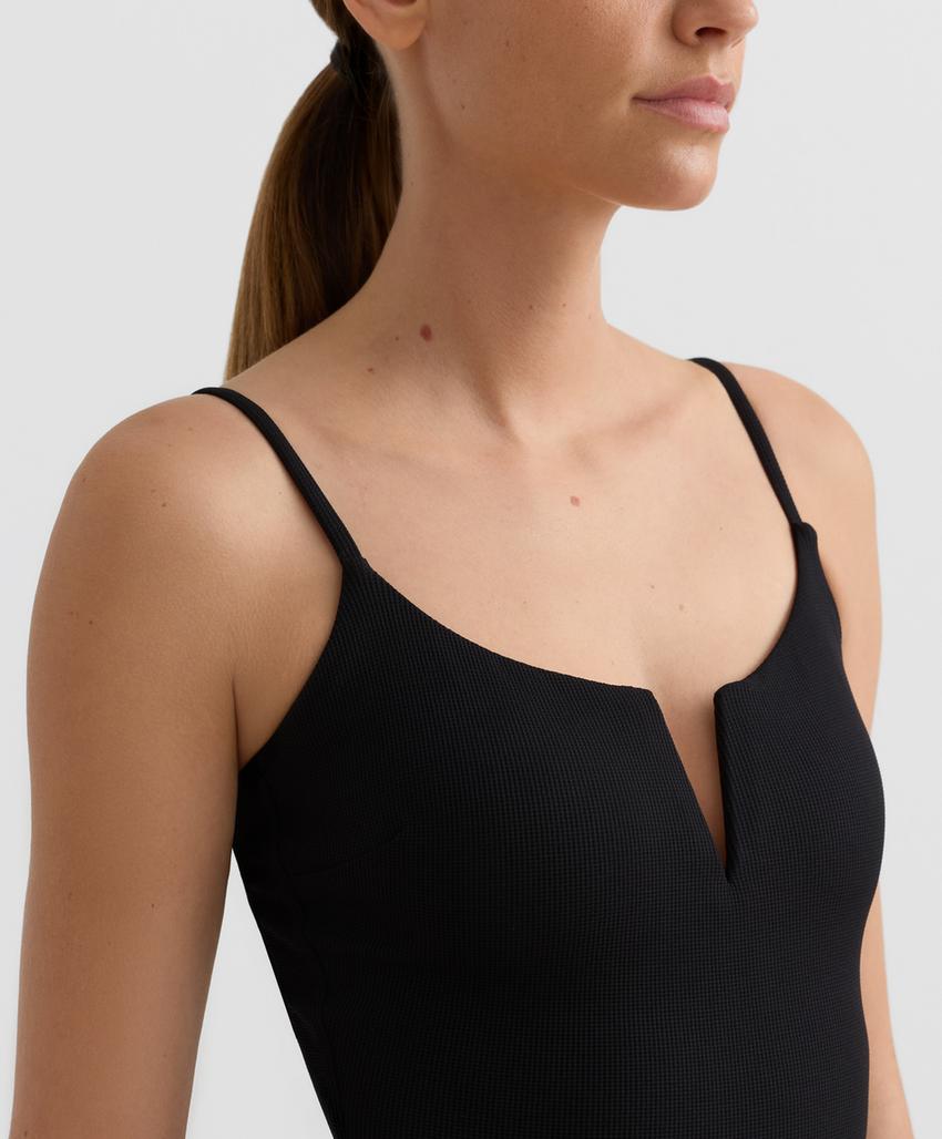 Пике с глубоким v-образным вырезом купальник