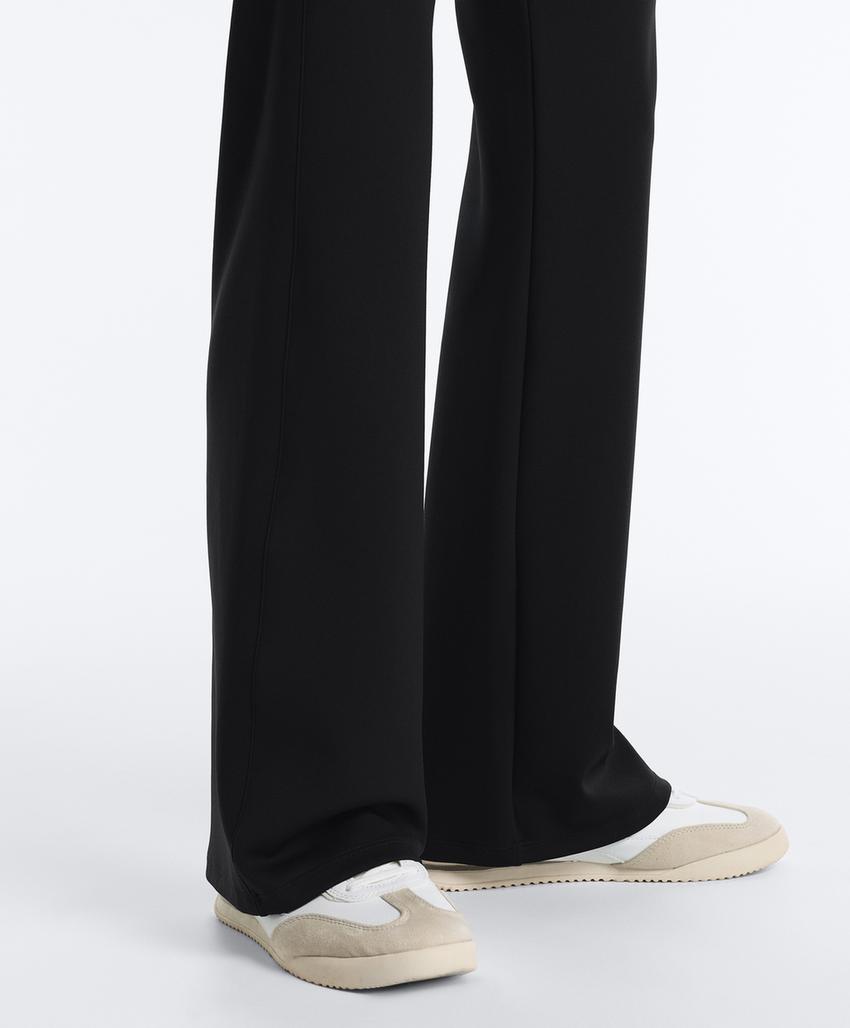 Расклешенные брюки с высокой посадкой и эффектом неопрена