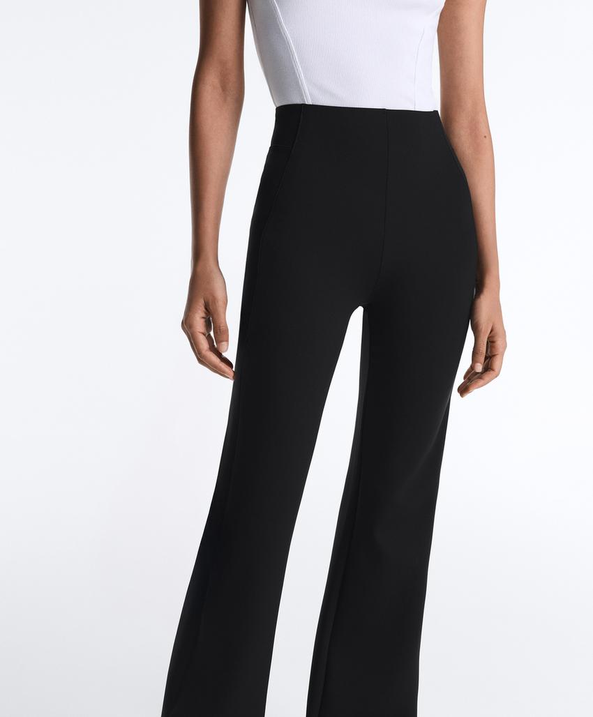 Расклешенные брюки с высокой посадкой и эффектом неопрена