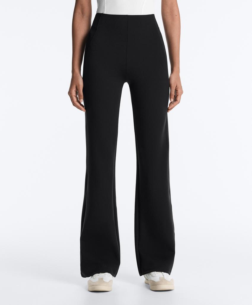 Расклешенные брюки с высокой посадкой и эффектом неопрена