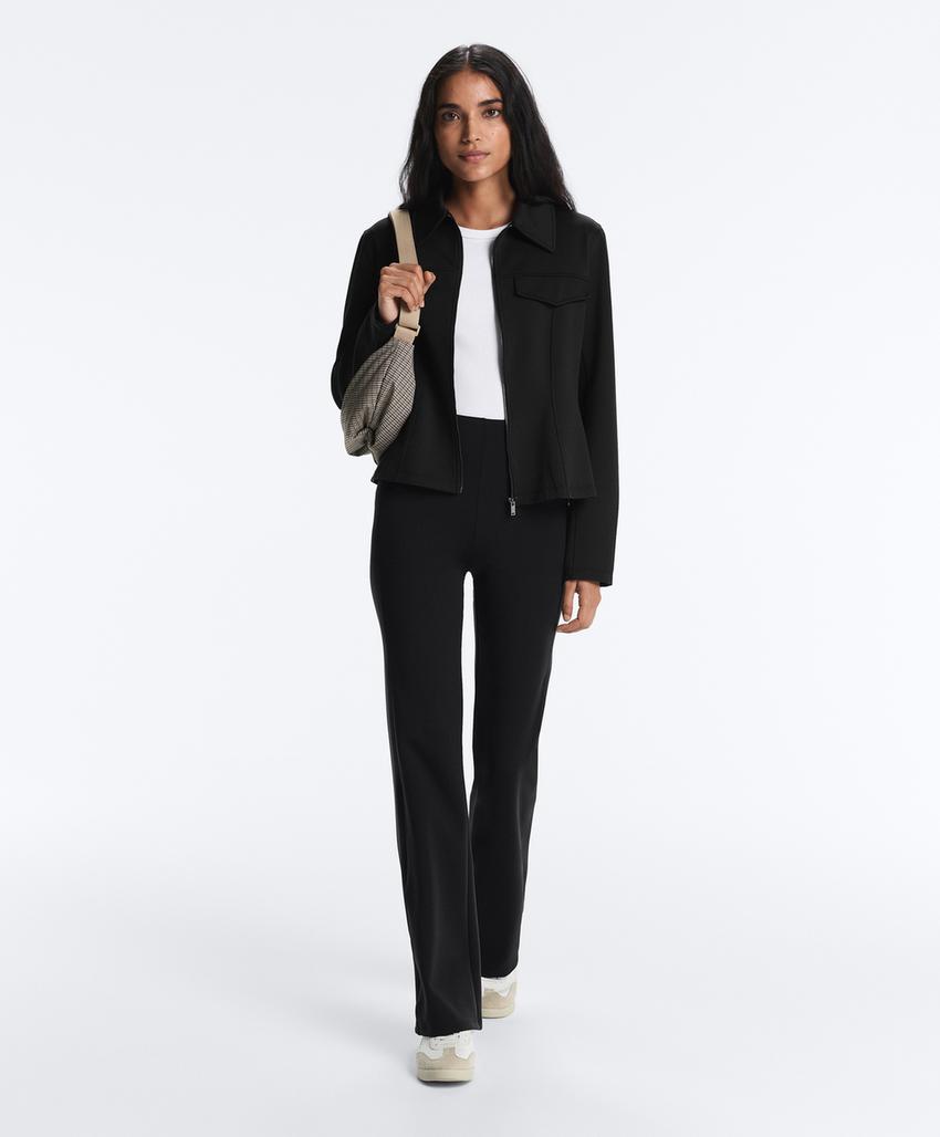 Расклешенные брюки с высокой посадкой и эффектом неопрена