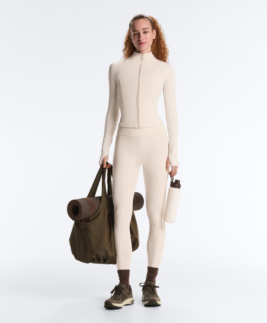 Высокотехнологичная куртка в рубчик