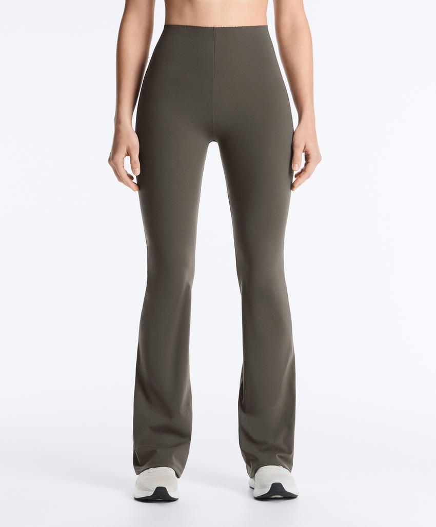 Брюки с высокой посадкой и расклешенными штанинами