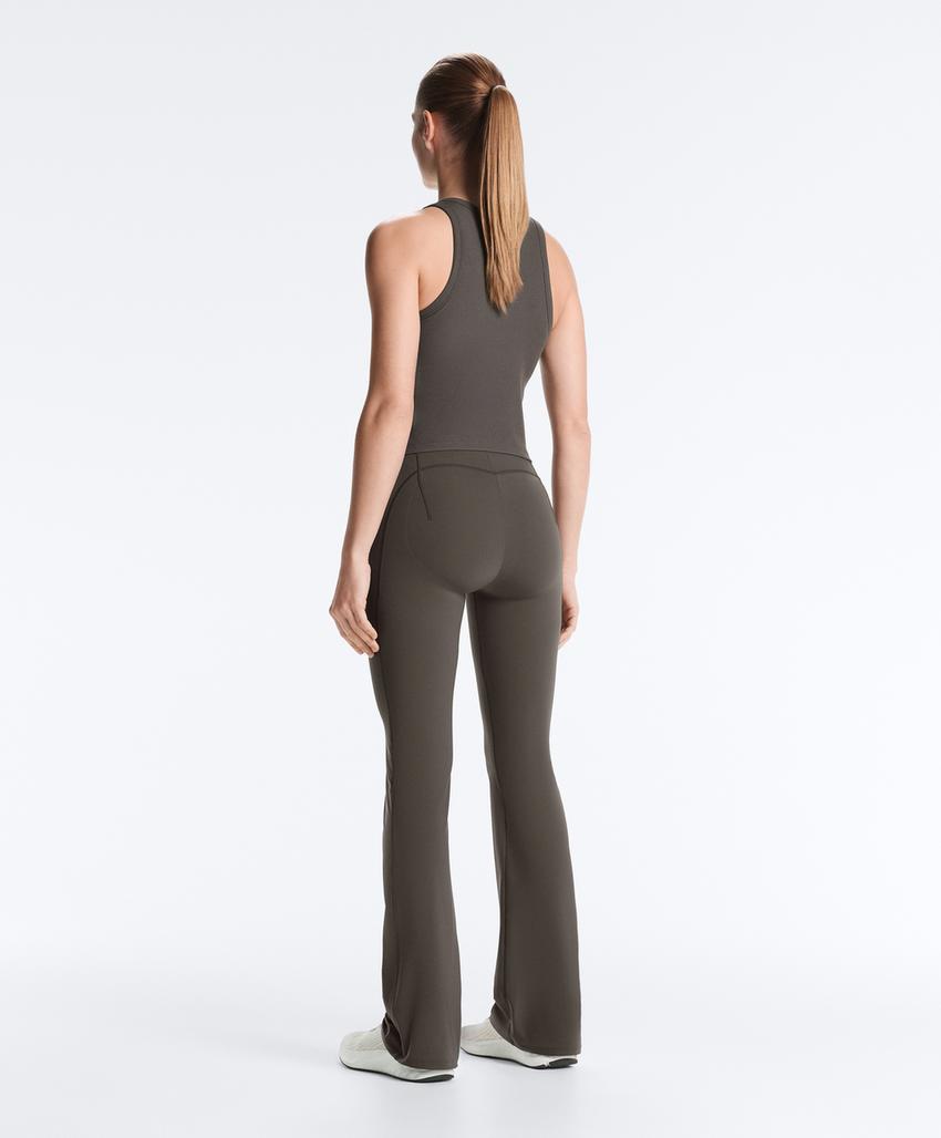 Брюки с высокой посадкой и расклешенными штанинами