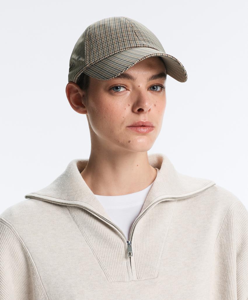 Кепка в мелкую клетку