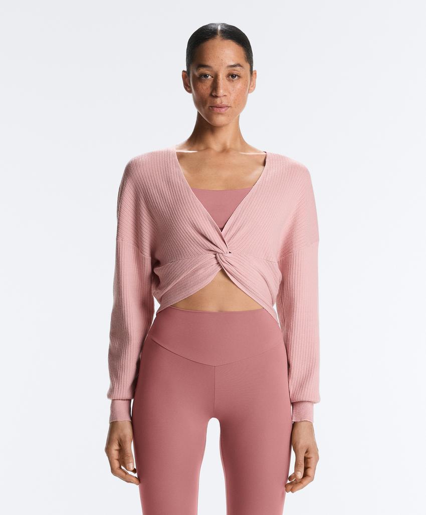 Джемпер с плетением в виде витков