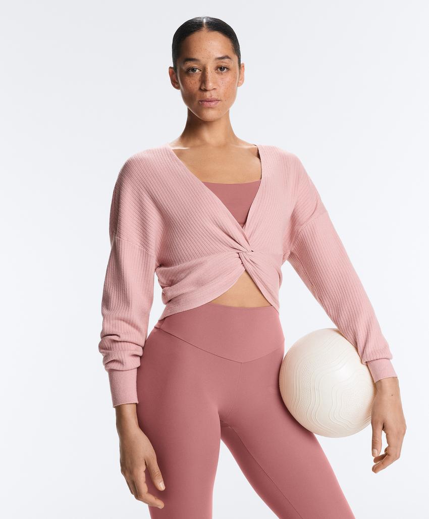 Джемпер с плетением в виде витков