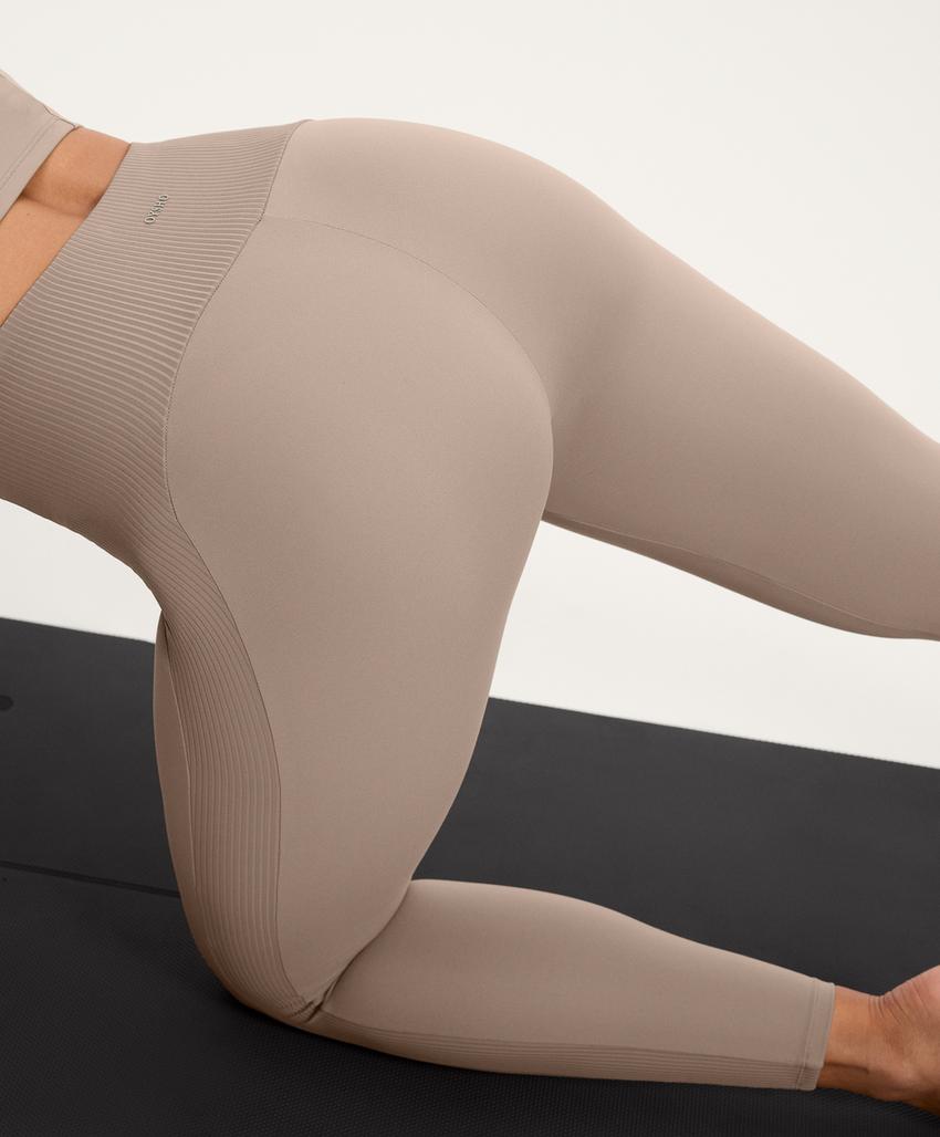 Удобные леггинсы с высокой посадкой и укороченные до лодыжек ребристой фактуры