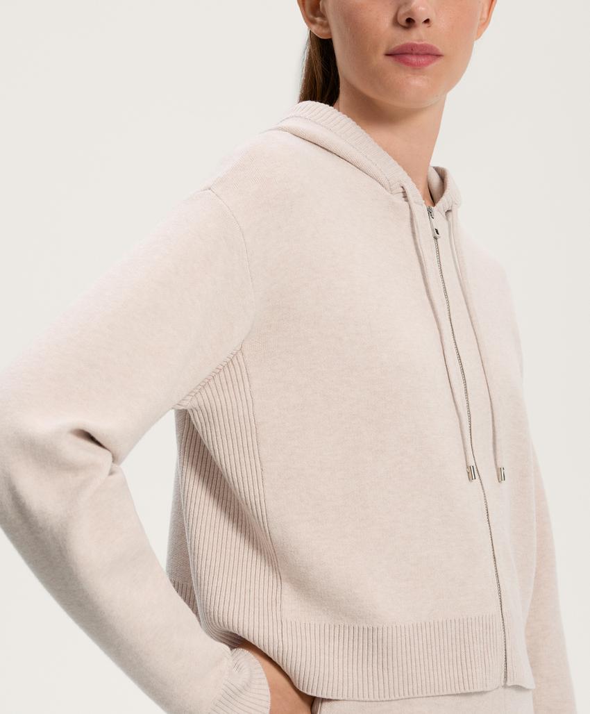 Вязаная куртка с капюшоном