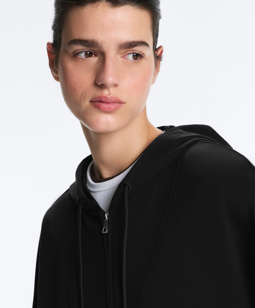 Мягкая куртка с капюшоном из модала