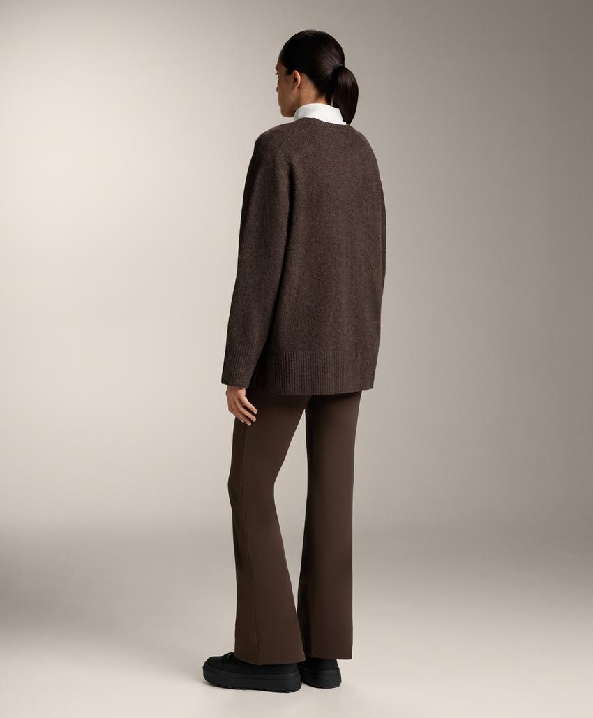 Мягкий трикотажный свитер с круглым вырезом