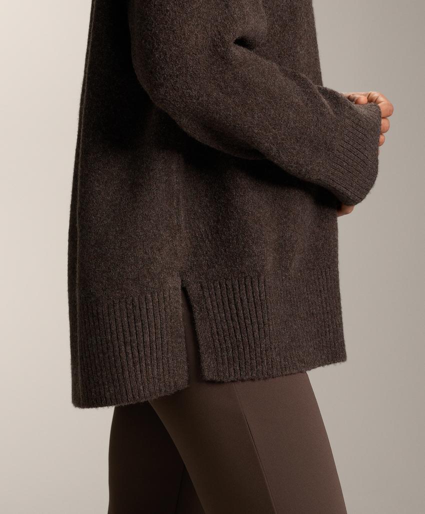 Мягкий трикотажный свитер с круглым вырезом