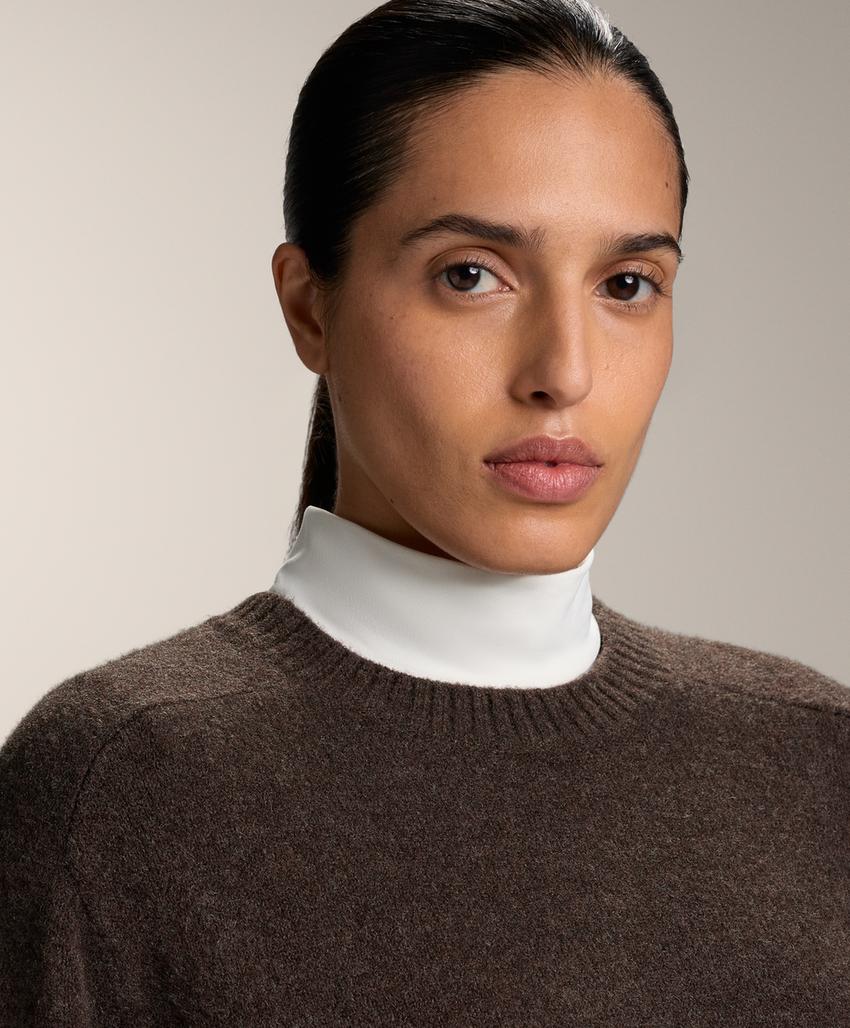 Мягкий трикотажный свитер с круглым вырезом