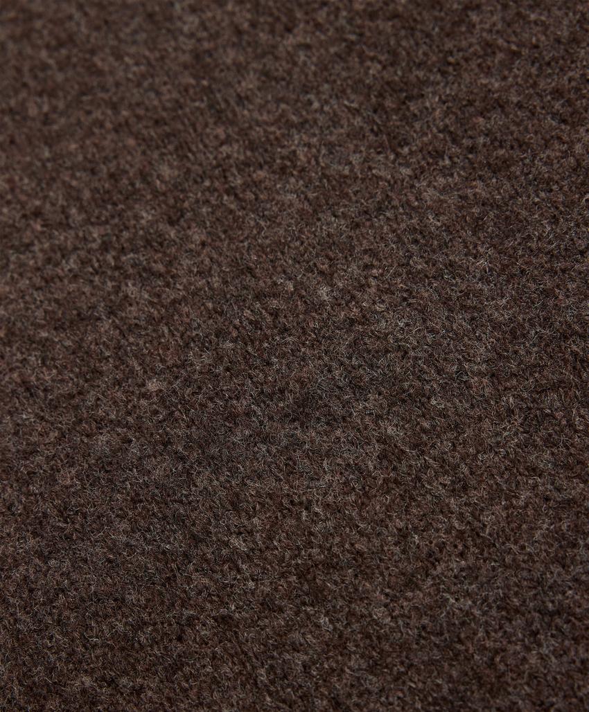 Мягкий трикотажный свитер с круглым вырезом