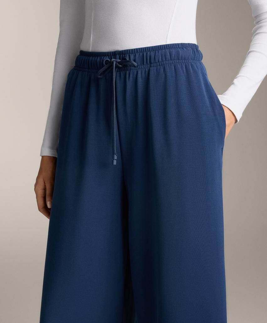 Мягкие широкие укороченные брюки с модалом