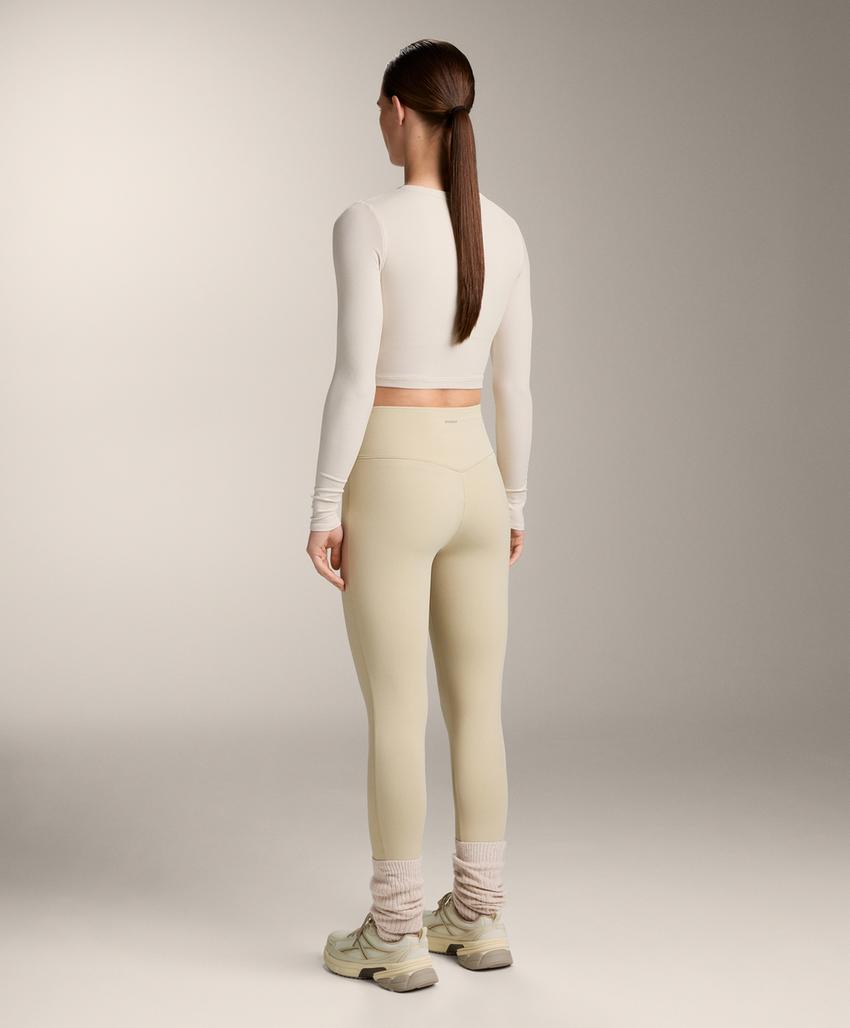 Топ с длинным рукавом и перекрестным вырезом из рибованного модального смесового материала