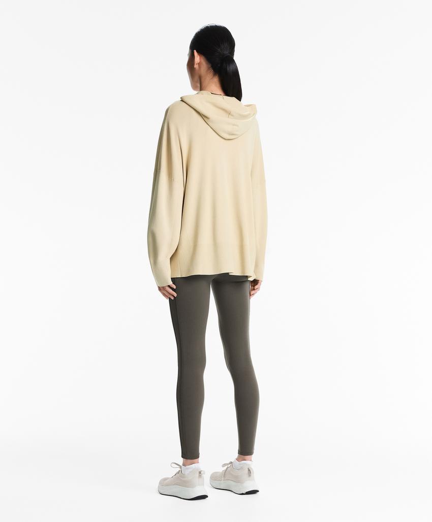 Длинная вязаная куртка с капюшоном