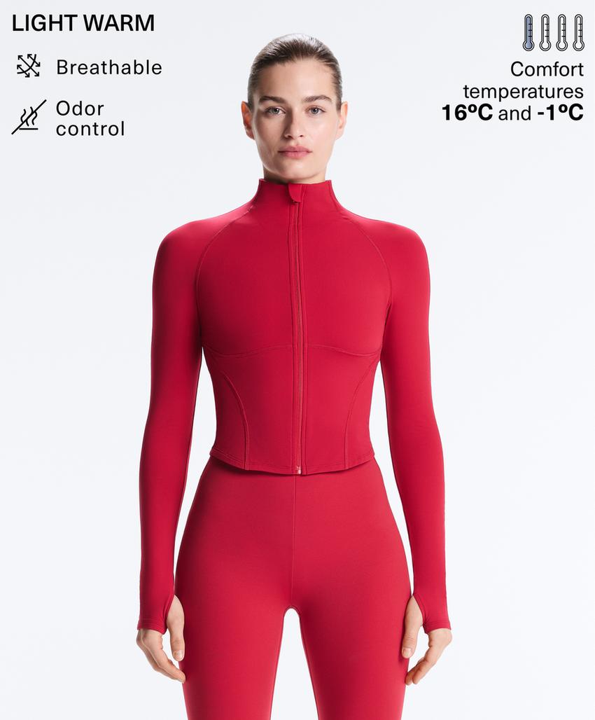 Легкая и теплая высокотехнологичная куртка с отстрочкой