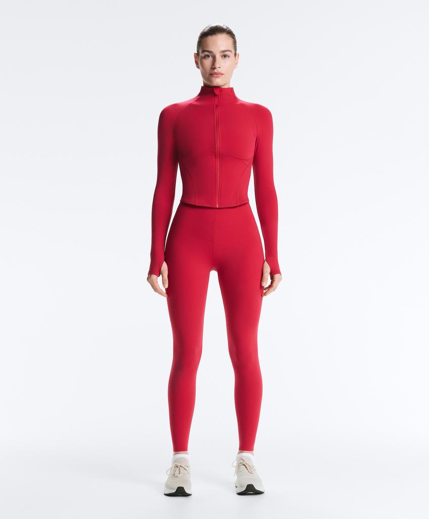 Легкая и теплая высокотехнологичная куртка с отстрочкой