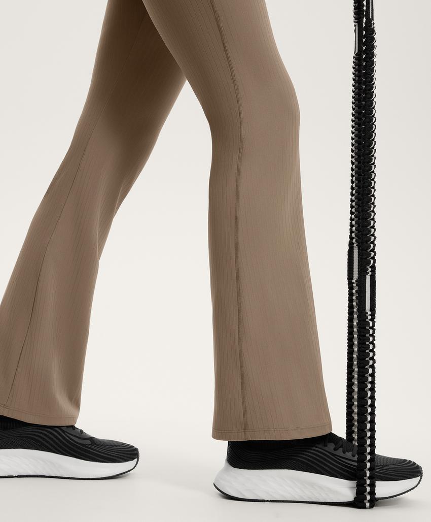 Брюки с высокой посадкой и разноцветной вставкой с контролем выравнивающего эффекта