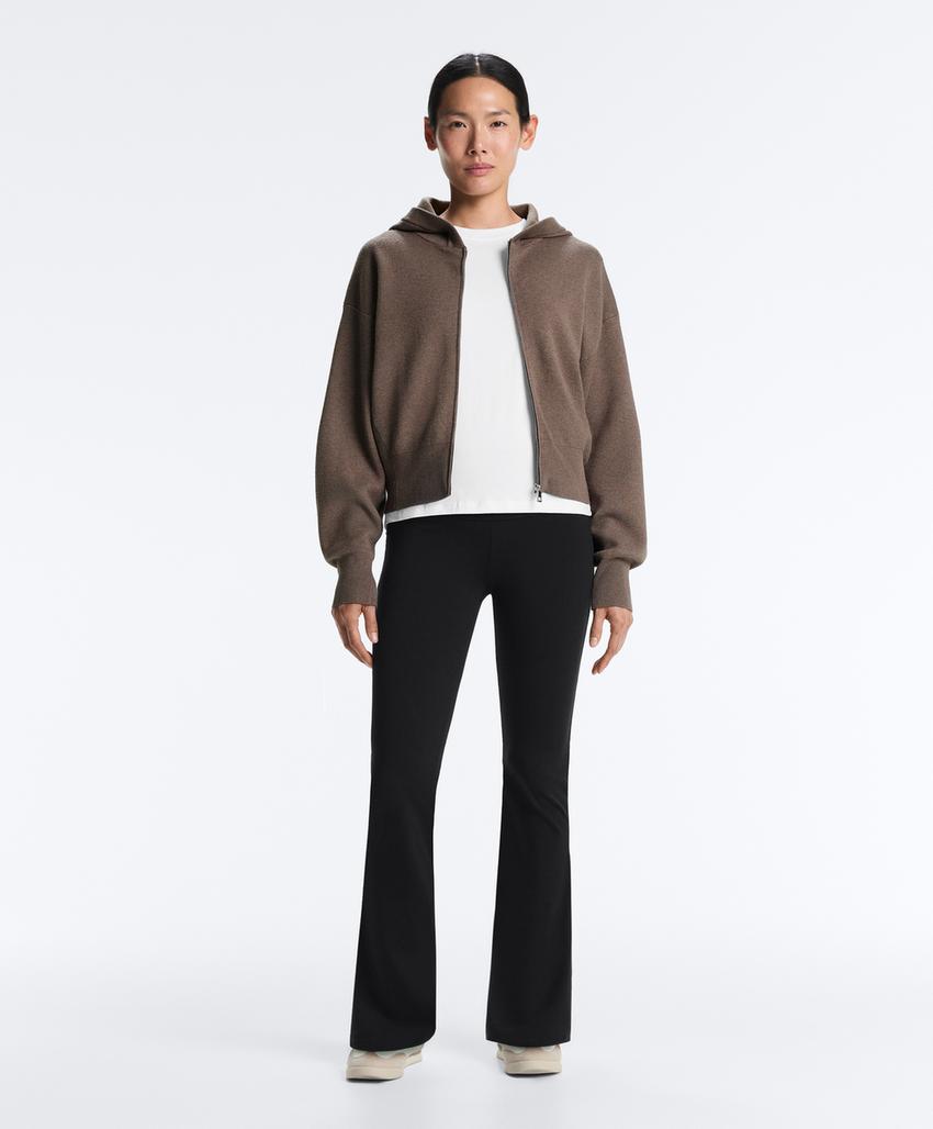 Вязаная куртка с капюшоном, детали по бокам