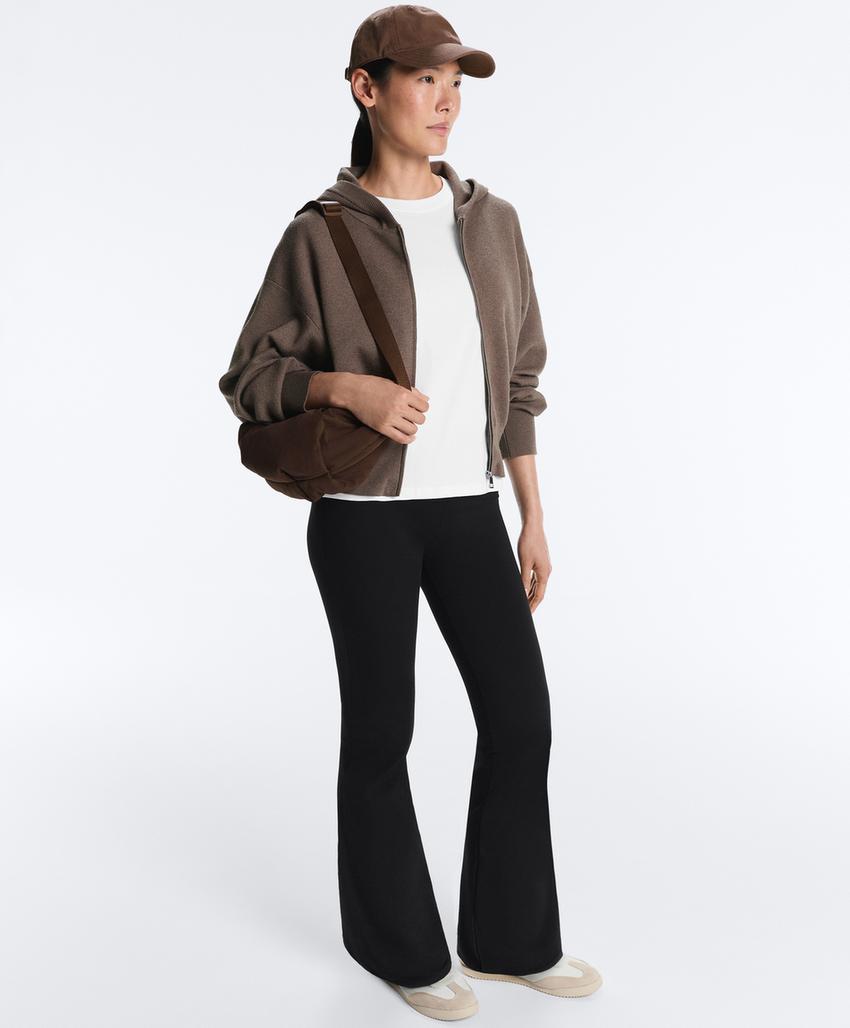 Вязаная куртка с капюшоном, детали по бокам