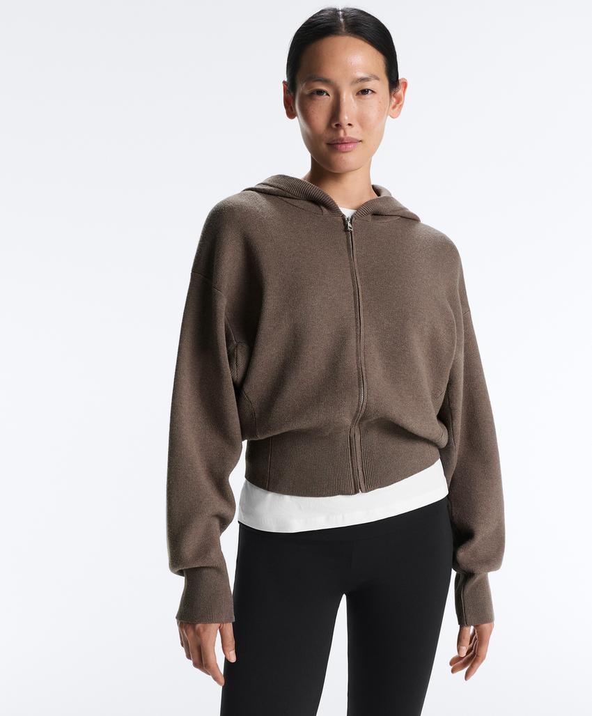 Вязаная куртка с капюшоном, детали по бокам