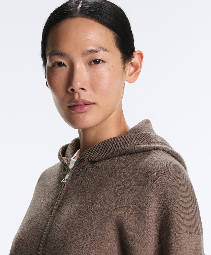 Вязаная куртка с капюшоном, детали по бокам