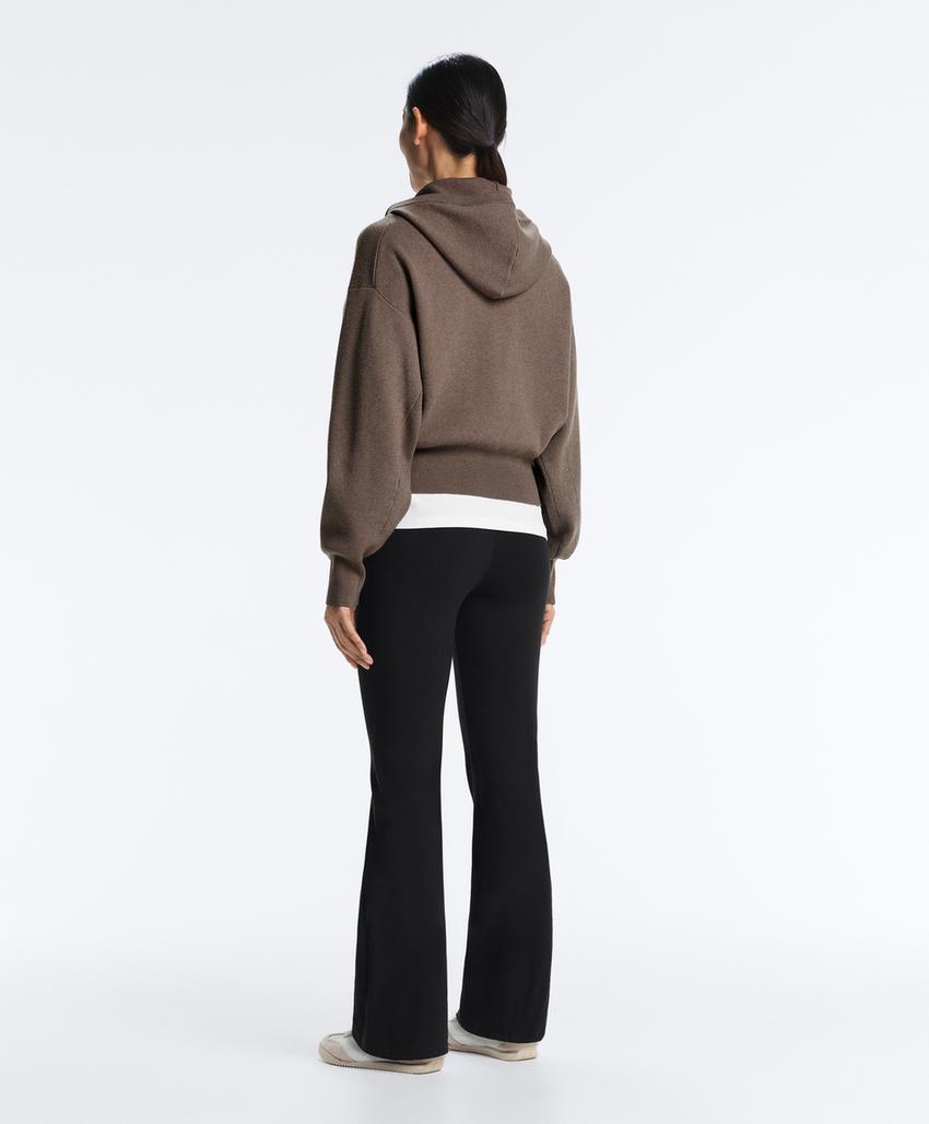 Вязаная куртка с капюшоном, детали по бокам