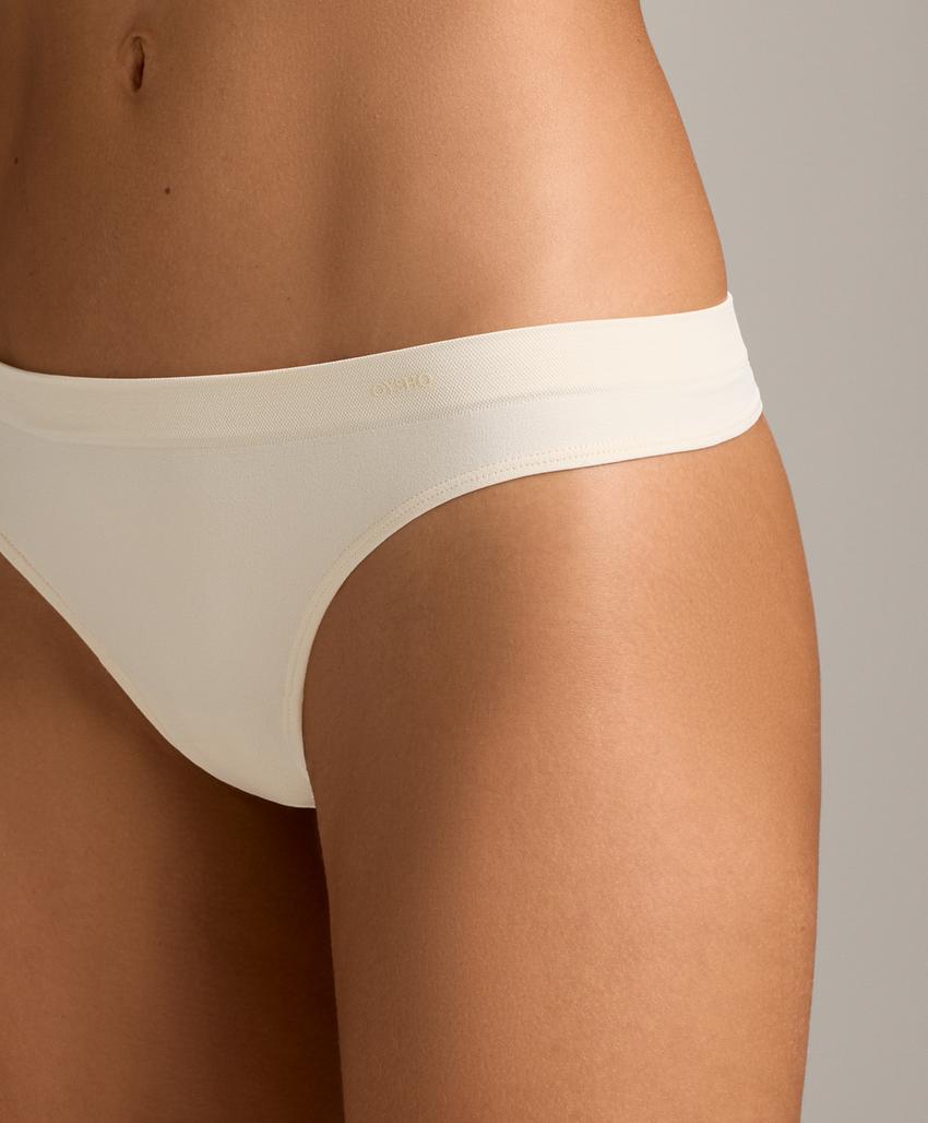 Пять безшовных трусиков из мягкого материала