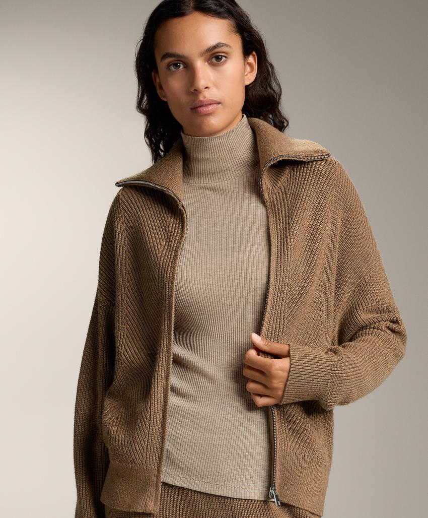 Вязаная куртка с отложным воротником