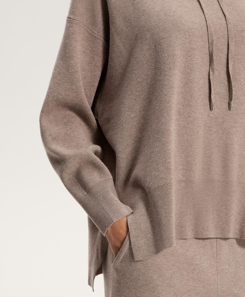 Длинный вязаный свитер с капюшоном