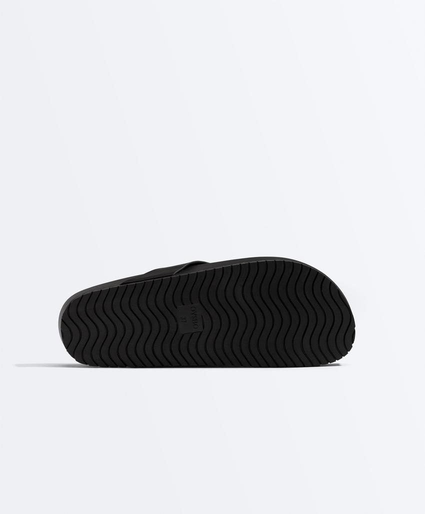 Ременная плоская босоножка