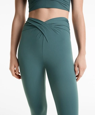 Легинсы длиной до щиколотки LIGHT TOUCH с драпировкой и V-образным вырезом- Заказать в России