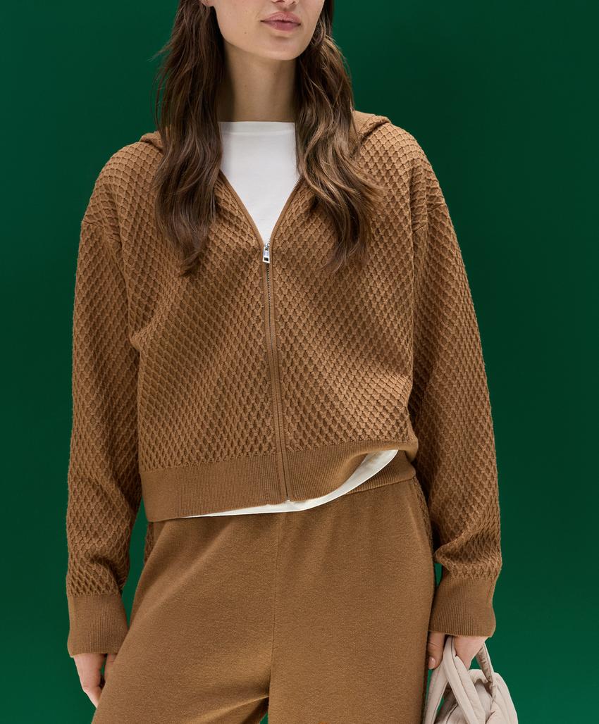 Джемпер с капюшоном и структурным трикотажем