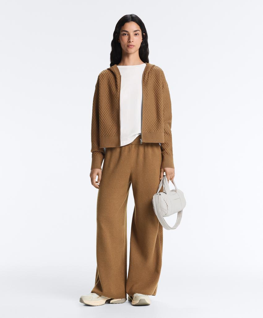 Джемпер с капюшоном и структурным трикотажем