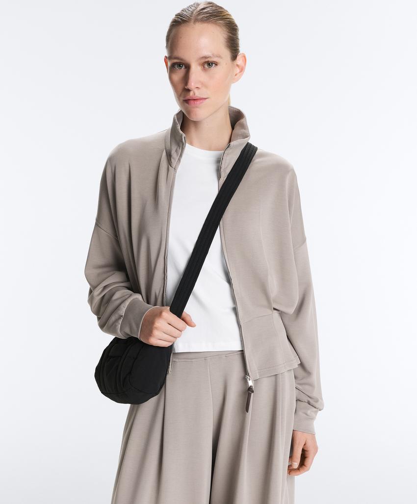 Мягкая куртка с поясом-корсетом из модала