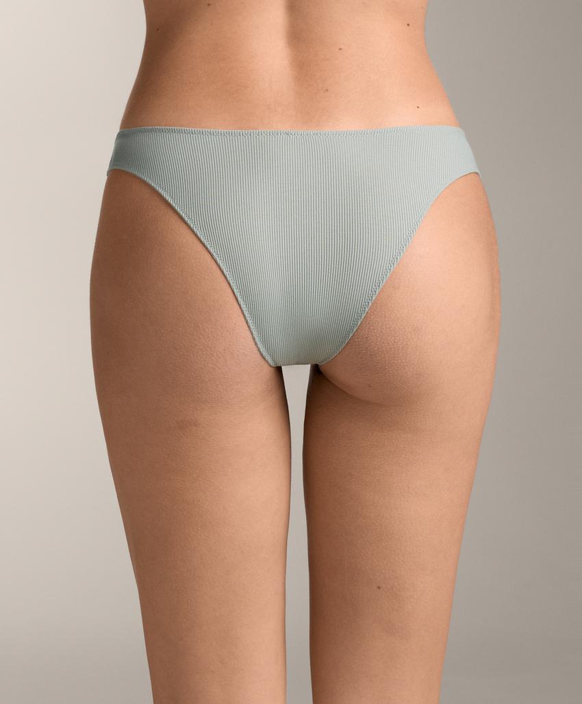 Трусики-бразилиана с углубленным вырезом и хлопком