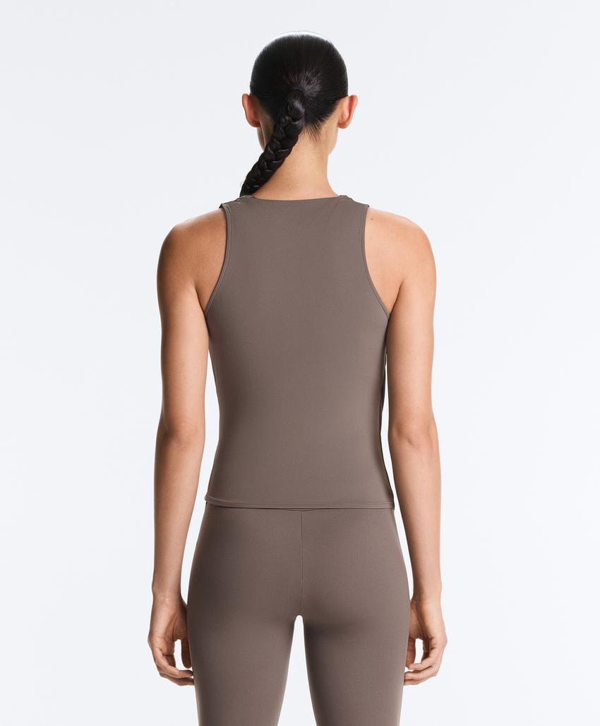 Футболка без рукавов с перекрестным дизайном из ткани comfortlux