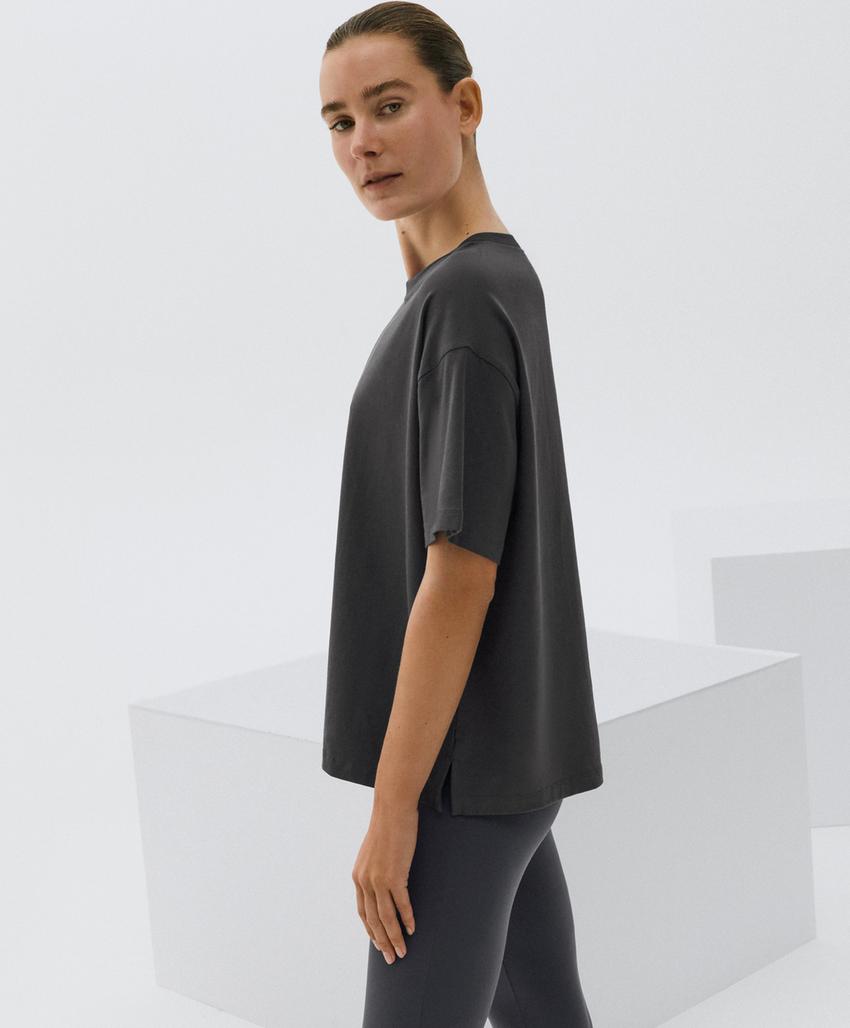 Свободная футболка с короткими рукавами из хлопкового смесового материала